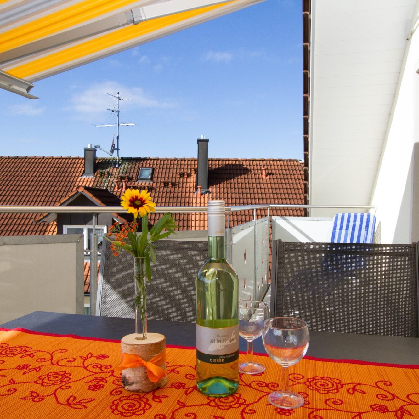 Ein schöner Balkon auf dem Obst- und Ferienhof Witzigmann. Blick auf den Balkon