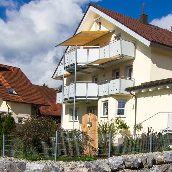 Frontalansicht des Ferienhofs Witzigmann in Hengnau am Bodensee. Frontalansicht des Ferienhofs Witzigmann in Hengnau am Bodensee.